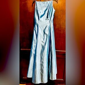 Gorgeous ice blue taffeta Scott McClintock formal, 8-10; lined